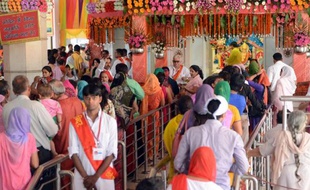 Au moins 60 personnes sont mortes et plus de cent autres ont été blessées dans une bousculade près d'un temple hindou dans le centre de l'Inde, a annoncé un responsable de la police.
