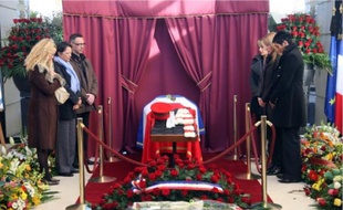 Plusieurs milliers de personnes ont passé quelques instants devant le cercueil du président de la région Languedoc Roussillon, Georges Frêche. Des anonymes mais aussi ses proches en politique, ses collaborateurs, et sa famille : sa fille Julie (en haut à droite) et sa veuve, Claudine, aux côtés de l'ex 1er secrétaire du PS François Hollande (en bas à droite).