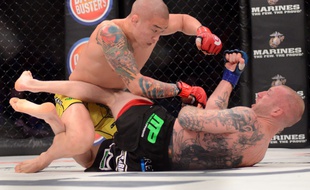 Un combat de MMA entre Joshua Dustin et Tim Cho