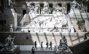 Des visiteurs du Louvre portent un masque, le 6 août 2020 à Paris.
