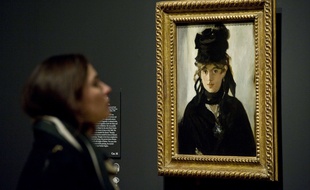Cette peinture est un autre tableau d'Edouard Manet représentant Berthe Morizot en 1872.