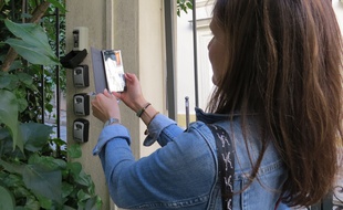 A Paris, l'une des agents de contrôle de la Ville de Paris constate la présence de quatre boîtes à clés dans un immeuble, dans lequel une seule annonce est publiée sur les plateformes de location de type Airbnb et Booking.