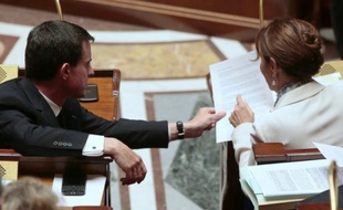 Le Premier ministre français, Manuel Valls, et la ministre de l'Ecologie, Ségolène Royal, lors d'un séance de questions au gouvernement, à l'Assemblée nationale, le 20 octobre 2015 à Paris