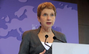 La présidente du patronat français, Laurence Parisot, a déclaré mardi qu'elle n'était "pas dans la logique" d'une sortie de la Grèce de la zone euro, ouvertement évoquée par certains dirigeants politiques et économiques.