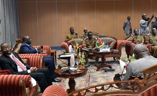 Les présidents nigérian, sénégalais et ghanéen lors des négociations sur l'avenir du Burkina à Ouagadougou, le 5 novembre 2014.