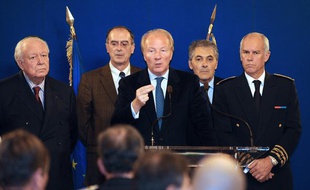 Le ministre de l'Intérieur, Brice Hortefeux, s'exprime le 21 novembre 2010 à Marseille, après la mort d'un adolescent de 16 ans la veille.