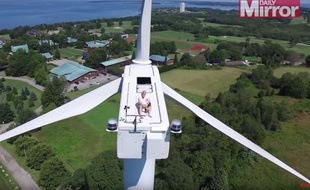 Il bronze sur une éolienne de 60 mètres de haut.