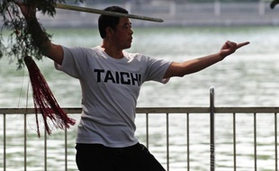 Le Tai-Chi, célèbre gymnastique d?origine chinoise dont la pratique remonte à plusieurs siècles, a permis de soulager la douleur de personnes atteintes d'arthrite et de réduire leur fatigue, selon une étude clinique menée aux Etats-Unis publiée dimanche.