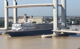 Paquebot de croisière passant sous le pont Chaban-Delmas, le 13 juin 2017 à Bordeaux
