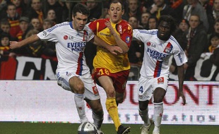 Le Lensois Sébastien Roudet pris dans l'étau lyonnais, symbolisé ici par Jérémy Toulalan et Pape Diakhaté, le 21 novembre 2010, lors du match Lens-Lyon.