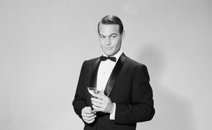Homme au smoking et verre de martini
