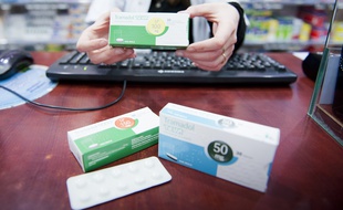 Le 25 janvier 2012. Le tramadol est un analgésique central ayant une activité et une efficacité proche de celle de la codéine. On le classe dans la catégorie des antalgiques de niveau 2. Il agit sur le même type de récepteur que la morphine. Il n'est délivré que sur ordonnance.