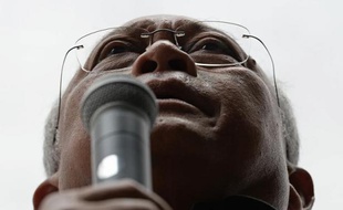 Les manifestants qui réclament depuis quatre mois la chute du gouvernement thaïlandais vont abandonner la plupart de leurs sites de Bangkok, a annoncé leur leader vendredi, alors que la mobilisation faiblit.