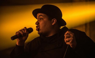Greg Beaudin, rappeur canadien des groupes Brown et Dead Obies, surnommé Snail Kid, lors d'un concert à Montréal le 1er avril 2016
