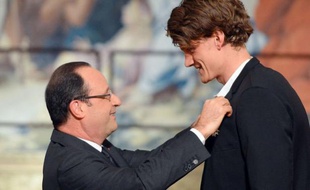 François Hollande a honoré les champions olympiques Tony Estanguet, Teddy Riner, Yannick Agnel et Camille Muffat mais aussi les autres médaillés des Jeux de Londres en leur remettant les insignes de l'ordre national de la Légion d'honneur ou du mérite dans une ambiance très joyeuse.