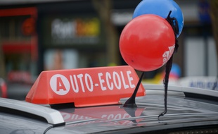Une voiture d'auto-école pendant une manifestation. (archives)