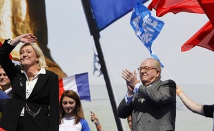 Avec 6,4 millions d'électeurs à la présidentielle mais pas une mairie: le Front national veut mener à bien le chantier de l'implantation locale, en visant les municipales de 2014.