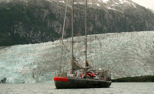 La goëlette Tara-Océans au pied du glacier Pia, en Patagonie, le 4 février 2011.