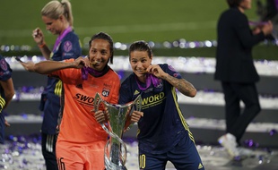 La gardienne de l'OL Sarah Bouhaddi et sa complice Dzsenifer Marozsán rejoindront le club d'OL Reign dès le mois de juin, sous forme de prêt, afin de disputer le championnat américain.