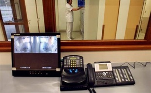 Un étudiant de 26 ans est mort mercredi soir, quelques heures après avoir été poignardé dans le centre de Grenoble par un homme, qui s'était échappé d'un hôpital psychiatrique et qui avait déjà commis trois agressions du même type dans le passé.