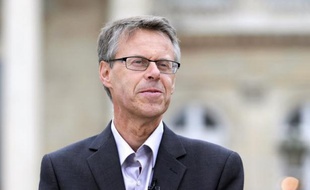 Le montant global des dons d'un particulier aux partis politiques sera plafonné à 7.500 euros par an, pour empêcher plusieurs dons de 7.500 euros à des partis différents, selon un amendement écologiste au projet de budget 2013 voté mercredi en commission par les députés.
