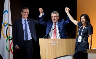 Thomas Bach, président du CIO, entre Eric Garcetti (à gauche), le maire de Los Angeles, et Anne Hidalgo, maire de Paris