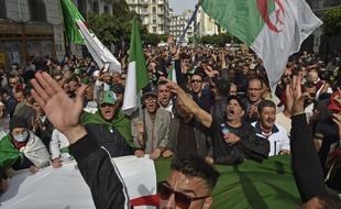 Des manifestants algériens, le 13 mars 2020 à Alger.
