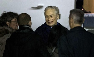 L'ancien otage Francis Collomp accueilli par ses proches à l'aéroport de Villacoublay, près de Paris, le 18 novembre 2013.