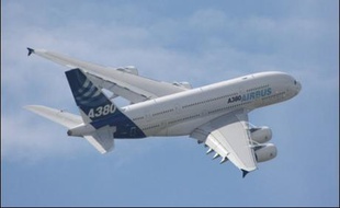 L'A380, l'avion géant d'Airbus, a gagné un mystérieux client qui compte l'utiliser comme jet privé, a confié le directeur commercial du constructeur aéronautique européen Airbus, John Leahy, lors du Salon du Bourget, mardi.