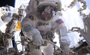 L'astronaute américaine Peggy Whitson lors d'une sortie hors de l'ISS, le 26 avril 2017