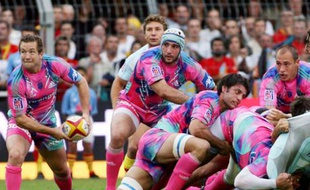Les joueurs du stade Français (en rose), vainqueur sur la pelouse de Perpignan, samedi 6 septembre 2008.