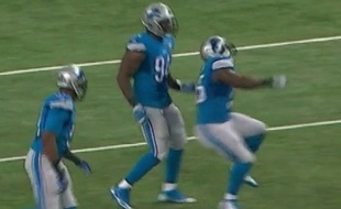 Stephen Tulloch se blesse lors d'un match entre Détroit et Green Bay le 21 septembre 2014.
