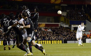 Le joueur de Tottenham, Gareth Bale (en blanc), lors de son coup franc victorieux contre Lyon, en Ligue Europa, le 14 février 2013 à White Hart Lane.