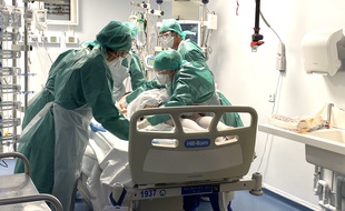 Un patient atteint de Covid-19 pris en charge au service réanimation du CHU Pellegrin à Bordeaux