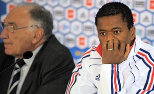 Le capitaine de l'équipe de France, Patrice Evra, lors d'un point presse à Knysna, le 19 juin 2010.