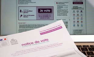 Elections professionnelles 2014 dans la fonction publique. Les fonctionnaires votent pour designer leurs representants syndicaux Paris, FRANCE - 03/12/2014/LOISONVINCENT_1851010/Credit:Vincent Loison/SIPA/1412031859