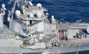 Le destroyer américain USS Fitzgerald sérieusement endommagé après sa collusion avec un navire philippin, le 16 juin 2017, à environ 56 miles nautiques au sud-ouest de la ville japonaise de Yokosuka.