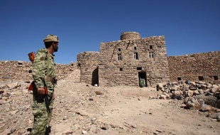 Dix-sept personnes ont été tuées lors d'affrontements entre des membres d'Al-Qaïda et des hommes armés jeudi à la suite de l'assassinat d'un chef local d'Al-Qaïda par son demi-frère dans la province de Bayda au sud-est de Sanaa, selon des sources tribales.