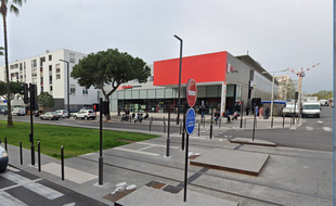 Le supermarché du quartier des Moulins à Nice devant lequel les tirs ont eu lieu