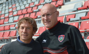 Diego Dominguez et l'entraîneur du RC Toulon Bernard Laporte, à Marseille, le 9 mars 2015.