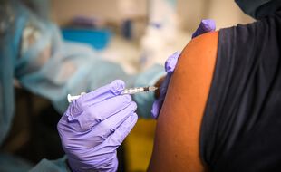 Une autopsie est en cours sur le corps d'un jeune homme décédé peu de temps après avoir été vacciné, mais aussi avoir mangé un aliment auquel il était allergique. (Illustration)
