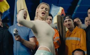 Image extraite du clip de la chanson «Sa inceapa galagia!»