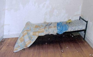 Reproduction d'une photo remise par le parquet de Millau, le 5 mars 2009, de la chambre où un couple enfermait leur fils de 7 ans.