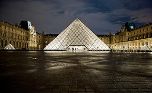 La cour Napoléon et la pyramide du Louvre, illuminées par un nouveau système de diodes électroluminescentes, le 6 décembre 2011.