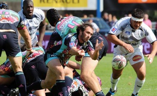 L'ouvreur parisien Julien Dupuy (au premier plan), lors du match de Top 14 Stade Français - Castres, le 12 septembre 2009.