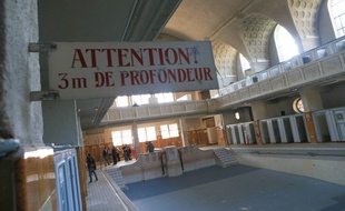Au grand bassin des bains municipaux, fermé pour rénovation. Le 07 juin 2019.