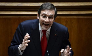 Les trois principaux partis politiques portugais ont promis de trouver ensemble la solution à la crise qui frappe le pays depuis une dizaine de jours, mais les analystes doutent qu'ils y parviennent tant leurs intérêts divergent.