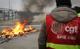 Des dockers en grève contre la réforme des retraites, au Havre.