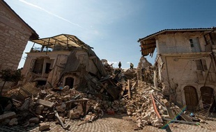 A Onna, un village des environs, il ne reste que des gravats et quelques maisons éventrées. Quarante personnes sont mortes sur les 300 qui y vivaient.