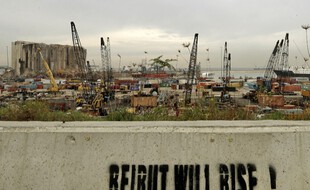 Beyrouth se lèvera, dit l'inscription devant le port en reconstruction.